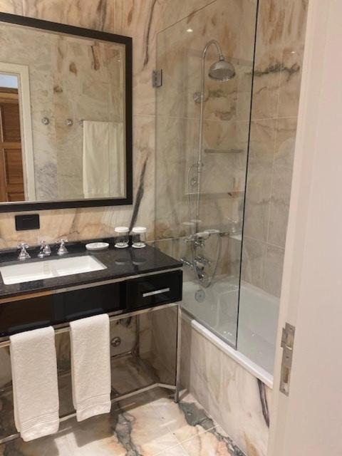 Solar Do Requeijo By Luna Hotels & Resorts Arcos de Valdevez Zewnętrze zdjęcie A shower enclosure with a sliding door